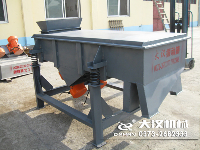 1016型直線振動(dòng)篩的材質(zhì)分為：不銹鋼，碳鋼兩種可以選擇。