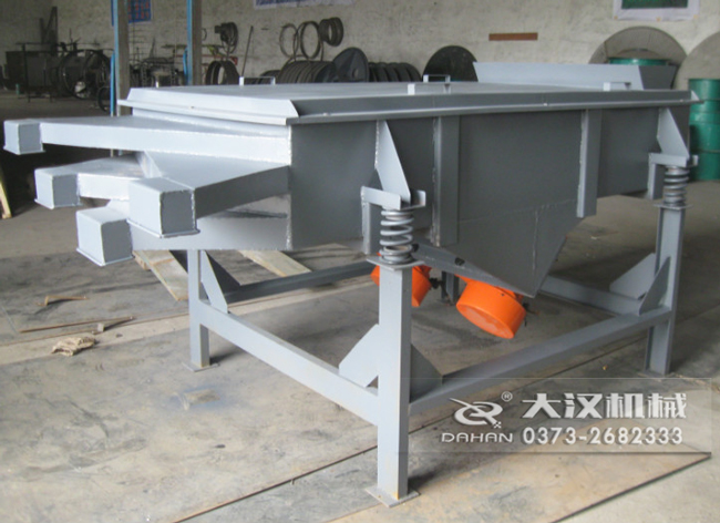  525型直線振動(dòng)篩采用碳鋼材質(zhì)，有四個(gè)出料口可同時(shí)篩出5種不同的物料等級。
