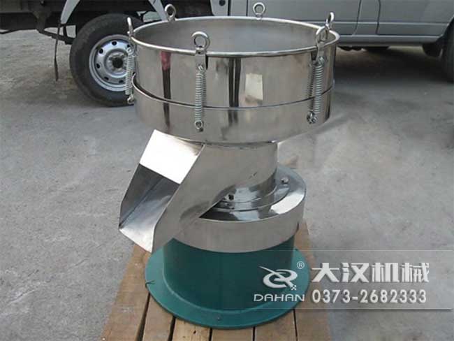 涂料振動篩由：框體，振動斗，出料口，振動電機底座等部件組成