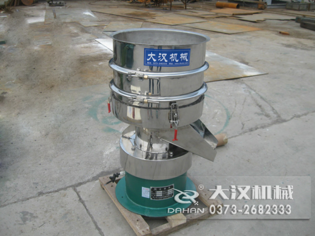 涂料過濾振動篩：利用振動電機的振動力帶動物料在篩網(wǎng)上進(jìn)行篩分，從而利用篩網(wǎng)孔徑的大小不同，完成涂料的分級，除雜等篩分目的。