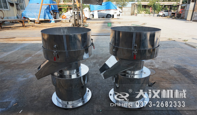 不銹鋼涂料振動篩是一種比較受用戶歡迎的產(chǎn)品之一，主要優(yōu)勢耐酸堿，不生銹，使用壽命長。