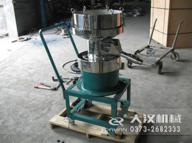 特殊制作的涂料振動篩-加裝小推車裝置，方便設(shè)備的移動。