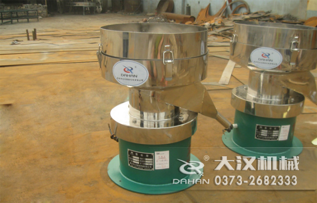 涂料振動篩底部為碳鋼材質(zhì)，上半部分與無聊接觸的為不銹鋼材質(zhì)，這種產(chǎn)品能夠在成本上有所節(jié)約。