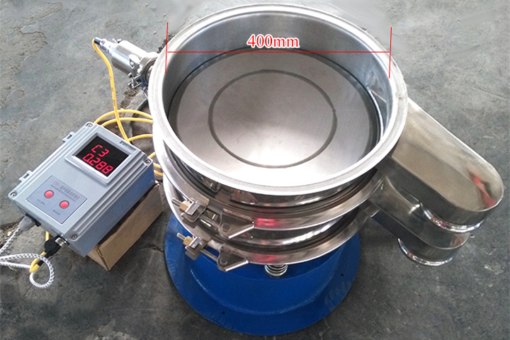 小型振動篩采用彈跳球?yàn)榍寰W(wǎng)裝置，清網(wǎng)效果好。