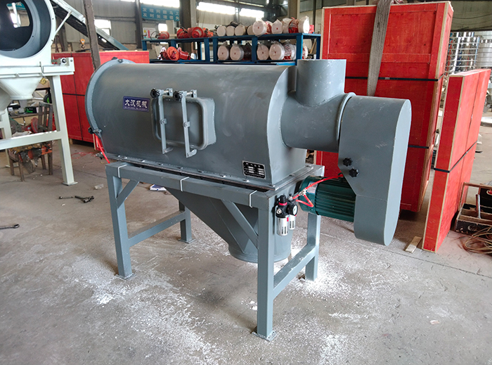 氣流篩采用碳鋼材質(zhì)的外殼，臥式的篩網(wǎng)利用風(fēng)力與物料的離心力對物料進(jìn)行篩分。產(chǎn)量高，效果好。