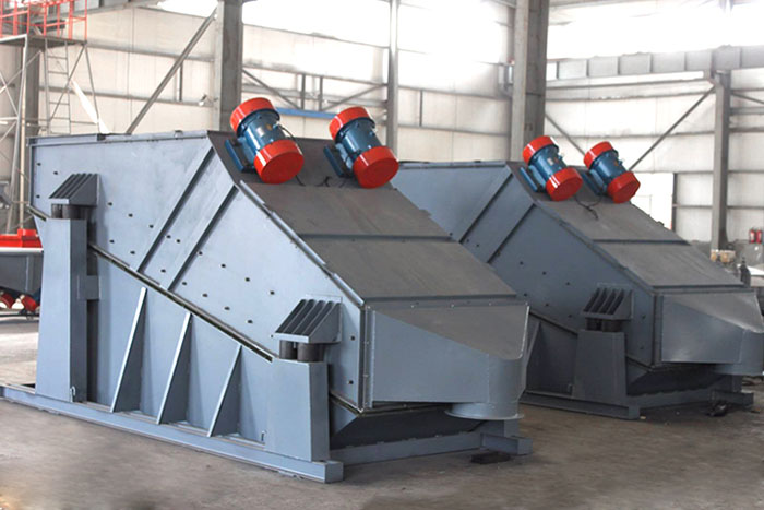 ZSG礦用振動篩采用雙電機振動，電機位置安裝在頂部，便于更好的傳遞振動力。