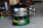 800型單層三次元振動(dòng)篩，產(chǎn)量可達(dá)800kg/h。