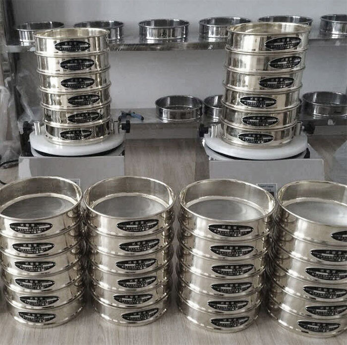 試驗(yàn)篩采用SUS403不生銹材質(zhì)，篩框壁厚0.6mm經(jīng)久耐用不變形，可耐400°高溫，可用于無(wú)機(jī)，有機(jī)溶液。